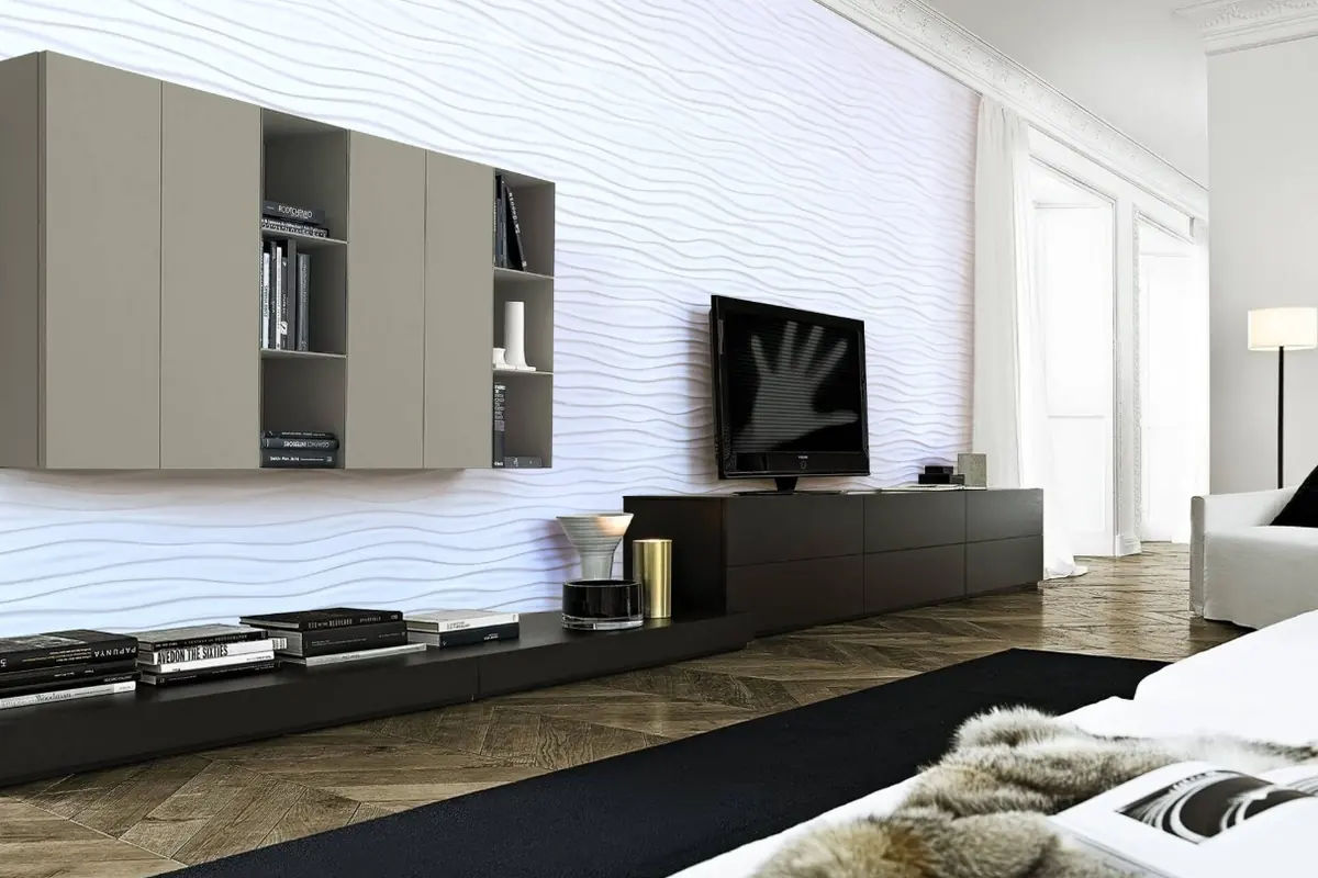 Woonkamer met een witte 3D-wand met fijne golflijnen achter het tv-meubel